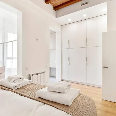 The Collection - Arc De Triomf Modern And Bright 2bd 2bth *